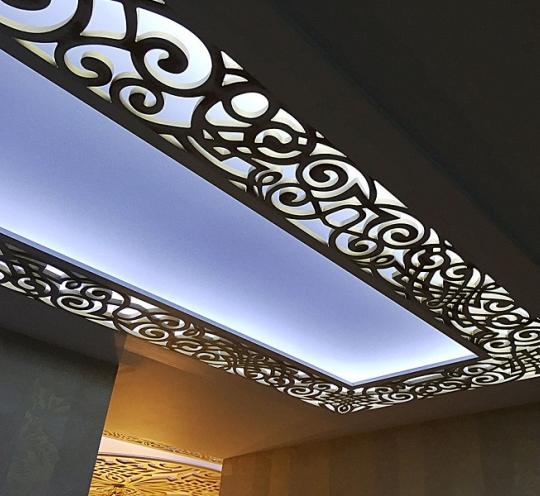 Потолок, декорированный светильником, в ажурном оформлении