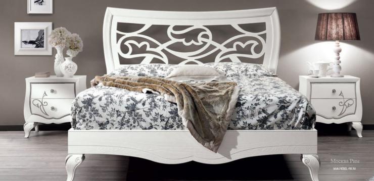 Белая кровать с ажурным изголовьем 
