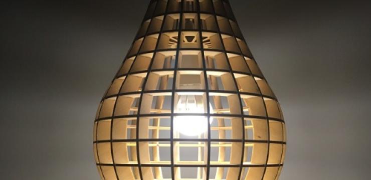 Креативный потолочный светильник из дерева